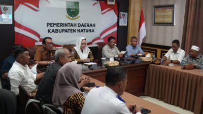 Bupati Natuna didampingi Wakil Bupati hadir pada rapat persiapan panitia yang dilaksanakan secara hybrid. 14 April 2025.