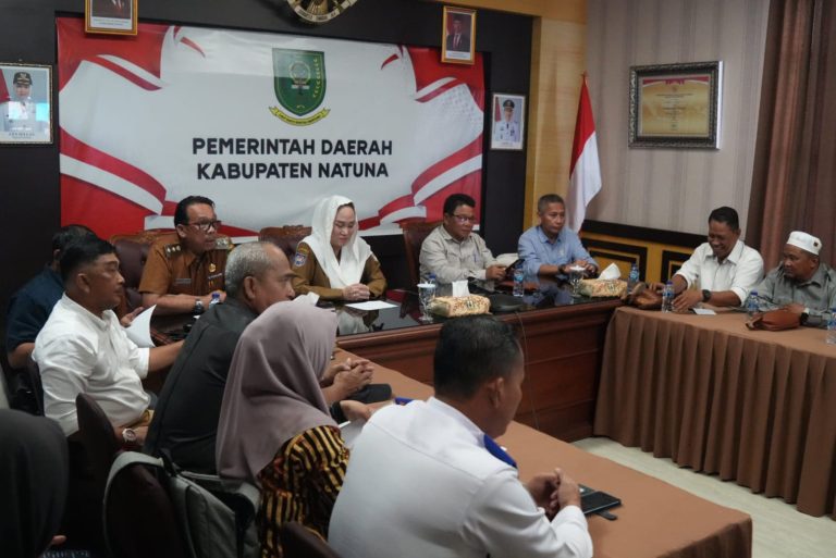 Bupati Natuna didampingi Wakil Bupati hadir pada rapat persiapan panitia yang dilaksanakan secara hybrid. 14 April 2025.