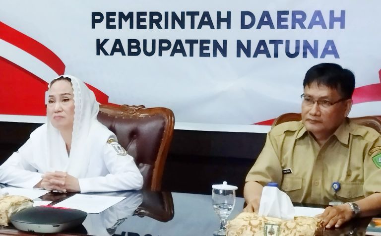 Ruang Zoom Meeting Lantai II Kantor Bupati Natuna pagi itu menjadi saksi sebuah upaya nyata memutus rantai ketimpangan pendidikan. Bupati Natuna Cen Sui Lan dengan semangat menggebu memimpin rapat strategis bersama SKK Migas Sumbagut dan PEM Akamigas,