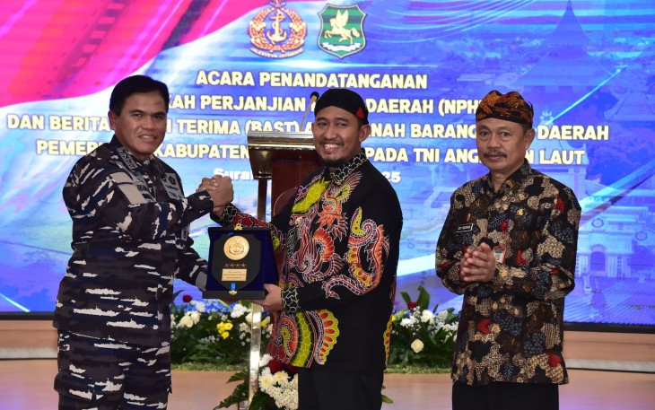 Kepala Staf Angkatan Laut (Kasal) Laksamana TNI Dr. Muhammad Ali menerima dan menyaksikan penandatanganan Naskah Perjanjian Hibah Daerah (NPHD) dan Berita Acara Serah Terima (BAST) aset tanah barang milik Pemerintah Kabupaten Sumenep yang ditandatangani Bupati Sumenep Dr. H. Achmad Fauzi Wongsojudo,