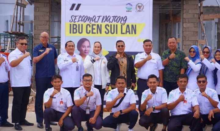 Cen Sui Lan dan Kapus Meterologi Maritim BMKG meninjau gedung BMKG Natuna. Foto: Istimewa