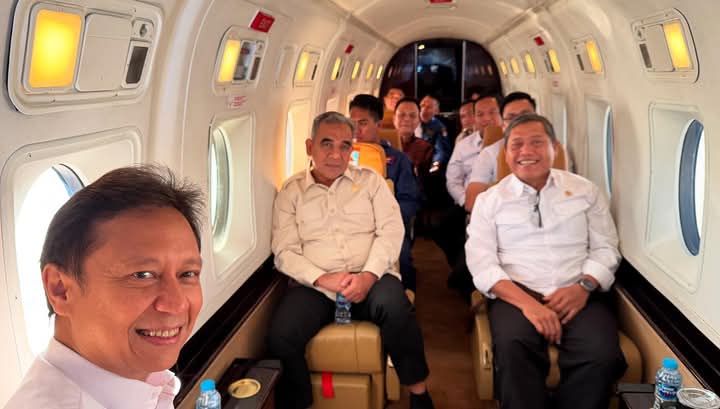 Menteri Kesehatan (Menkes) Budi Gunadi Sadikin, bersama Ketua MPR RI Ahmad Muzani, Kepala Staf Kepresidenan AM Putranto diatas jet menuju Lampung