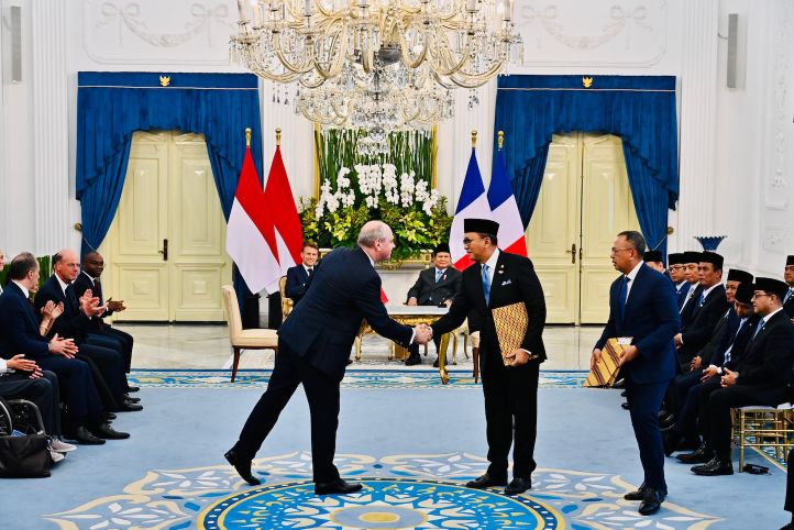 Chief Executive Officer Eramet Paulo Castellari, Chief Executive Officer Danantara Indonesia sekaligus Menteri Investasi dan Hilirisasi Indonesia/BKPM Rosan Roeslani, dan Ketua Dewan Direktur INA Ridha Wirakusumah menandatangani nota kesepahaman (MoU)