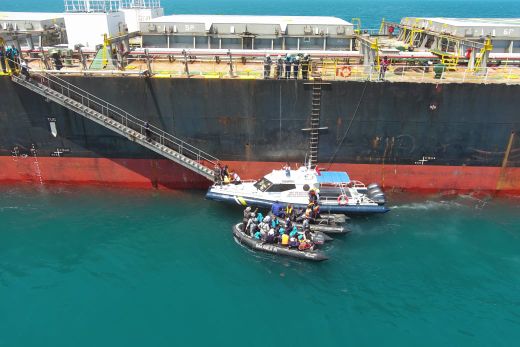 Bakamla RI dan Coast Guard Malaysia-Singapura Evakuasi 30 ABK Kapal Tenggelam di Kepri
