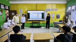 Presiden Prabowo Subianto mengunjungi salah satu ruang kelas untuk menyaksikan langsung demonstrasi penggunaan smart board atau papan interaktif, di SD Negeri Cimahpar 5, Kota Bogor, Provinsi Jawa Barat pada Jumat, 2 Mei 2025. (Foto: BPMI Setpres)