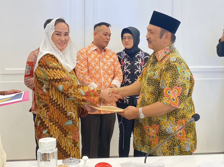 Bupati Natuna Cen Sui lan Bersama Kepala Bapennas Rachmat Pambudy