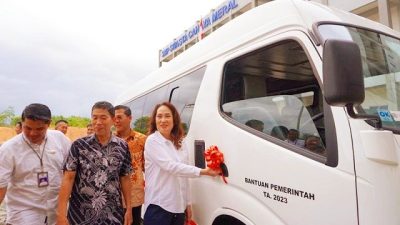 Semasa menjabat DPR RI Cen Sui Lan menyalurkan bantuan Bus untuk sekolah di Kota Batam