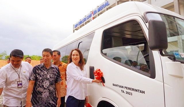 Semasa menjabat DPR RI Cen Sui Lan menyalurkan bantuan Bus untuk sekolah di Kota Batam