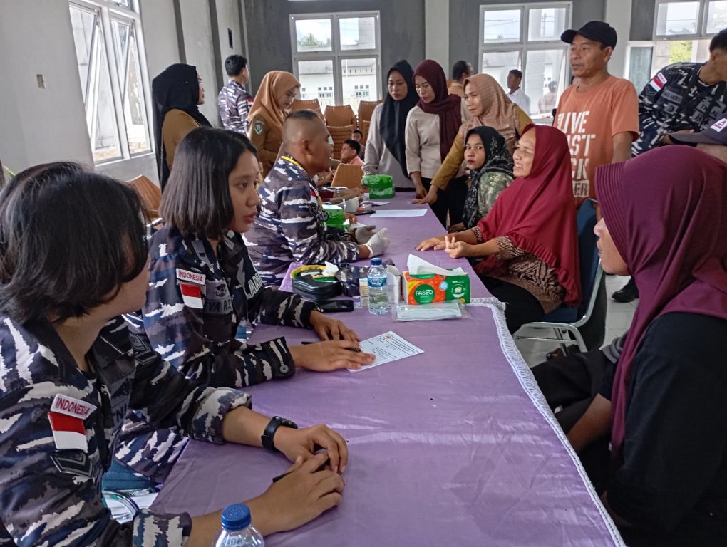Para Dokter umum Lanal Ranai melayani masyarakat subi