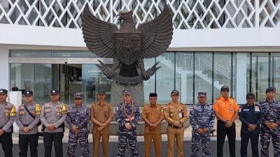 Perwakilan Pemerintah dan Forkopimcam Foto bersama Kepala PLBN Serasan, Wendriyadi, dan jajaran