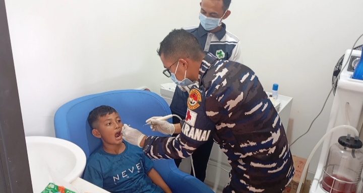 Paur Kesla, Letda Laut (K) drg. Noor Muhammad Firdaus cermat memberikan pelayanan kesehatan gigi
