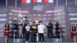 Kepala Staf Kepresidenan Letjen TNI (Purn) AM Putranto menyerahkan trofi kepada Rio SB juara BRZ Super Series 2025 race 2, di Sirkuit Mandalika, Lombok, NTB pada Minggu, (11/5/2025).