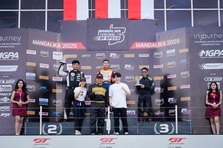 Kepala Staf Kepresidenan Letjen TNI (Purn) AM Putranto menyerahkan trofi kepada Rio SB juara BRZ Super Series 2025 race 2, di Sirkuit Mandalika, Lombok, NTB pada Minggu, (11/5/2025).