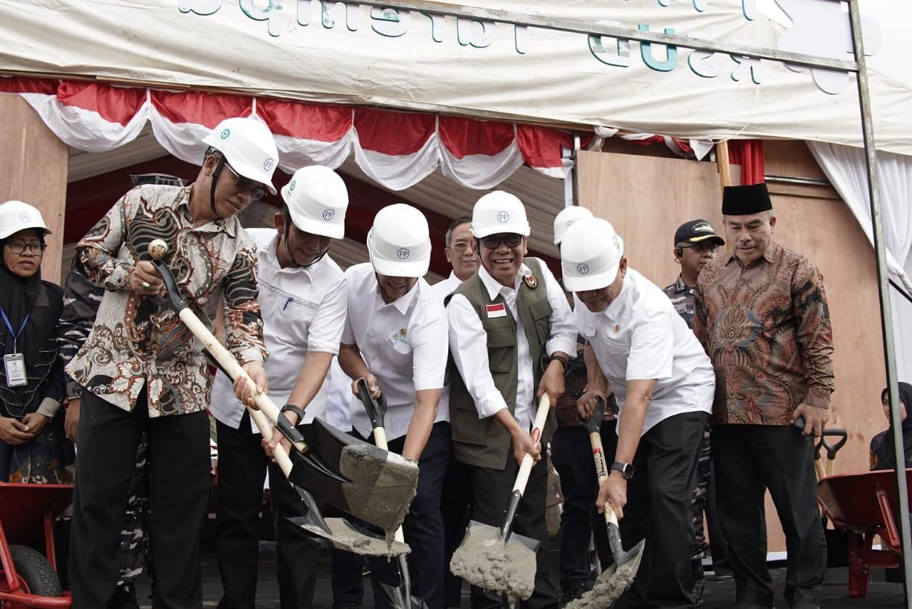 Menteri Koordinator Bidang Pembangunan Manusia dan Kebudayaan (Menko PMK) Pratikno meletakkan batu pertama (groundbreaking) pembangunan peningkatan kelas C Rumah Sakit Umum Daerah (RSUD) Tarempa, Kepulauan Anambas, Kepulauan Riau, dan RSUD Tafaeri, Nias Utara, Kepulauan Nias, Sumatera Utara, pada Sabtu (22/3/2025).