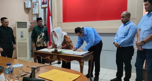 Nota Kesepahaman (MoU) tentang Penanganan Masalah Hukum di Bidang Perdata dan Tata Usaha Negara. Acara penandatanganan tersebut berlangsung di Ruang Rapat Bupati Natuna. Kamis (8/5/2025).