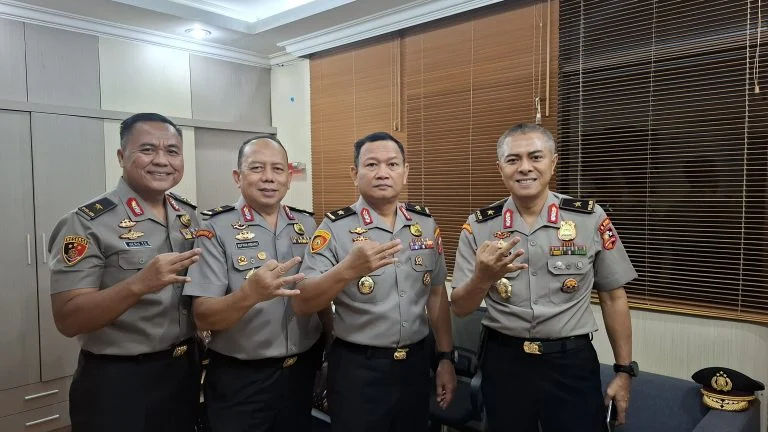 Brigjen Pol. Ibrahim Tompo, S.I.K., M.Si sebelah kiri barisan foro