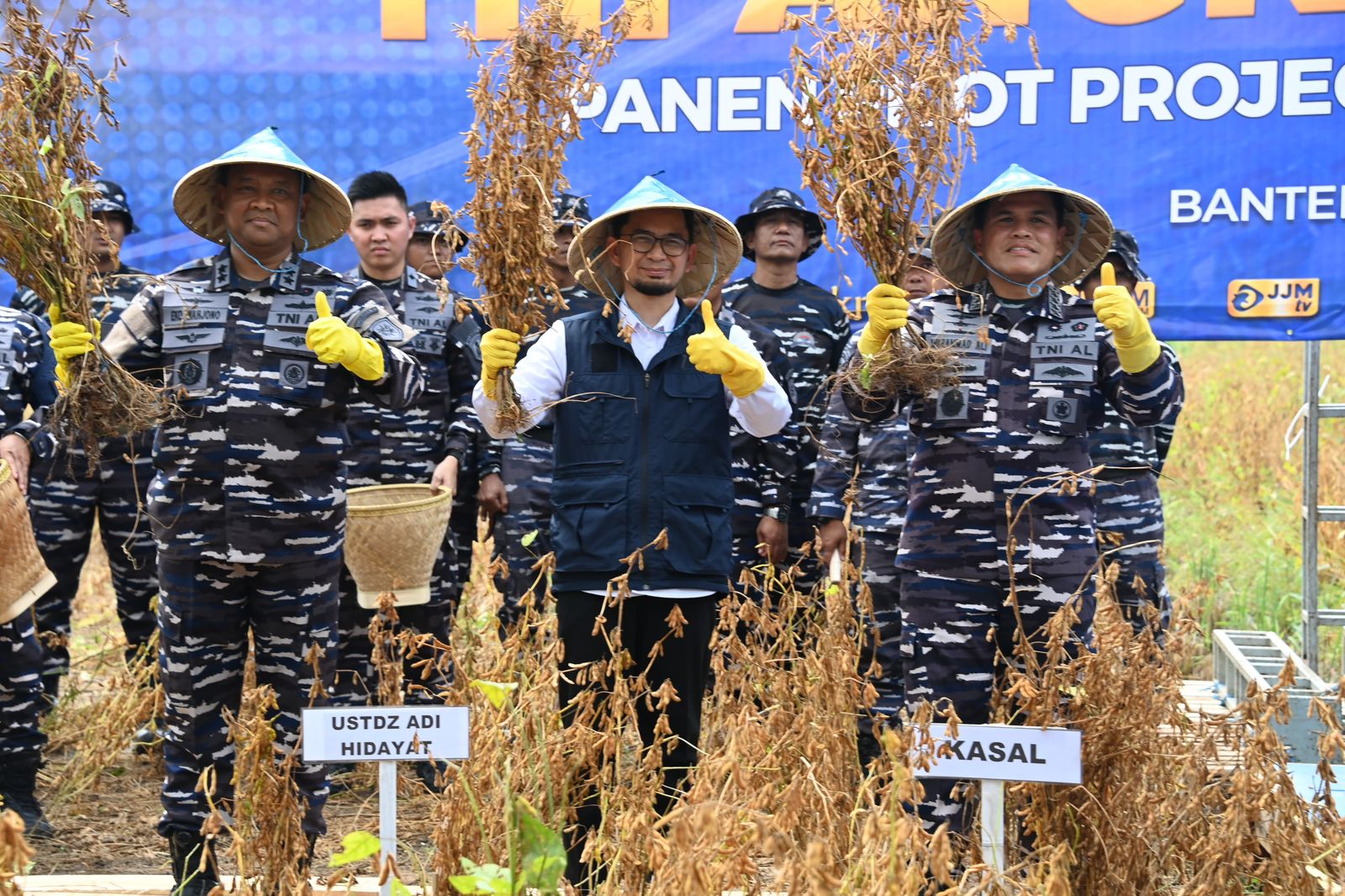 ketahanan pangan yang diselenggarakan TNI AL di Pusat Penelitian Dan Pengembangan Dan Penerapan Bioteknologi, Desa Rancasanggal, Kecamatan Cinangka, Kabupaten Serang, Provinsi Banten. Kamis (8/5).