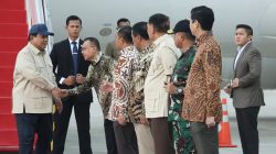 Presiden Prabowo turun dari pesawat dan disambut langsung oleh Wakil Ketua DPR RI, Prof. Dr. Ir. H. Sufmi Dasco Ahmad, S.H., M.H., beserta sejumlah jajaran menteri Kabinet Indonesia Maju
