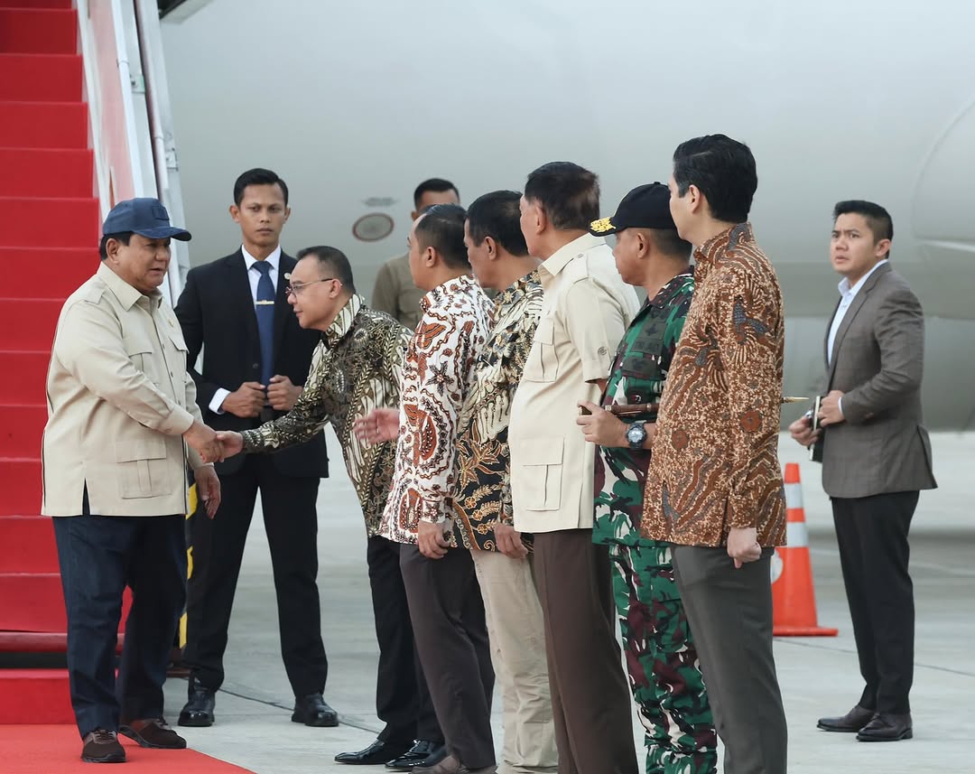 Presiden Prabowo turun dari pesawat dan disambut langsung oleh Wakil Ketua DPR RI, Prof. Dr. Ir. H. Sufmi Dasco Ahmad, S.H., M.H., beserta sejumlah jajaran menteri Kabinet Indonesia Maju