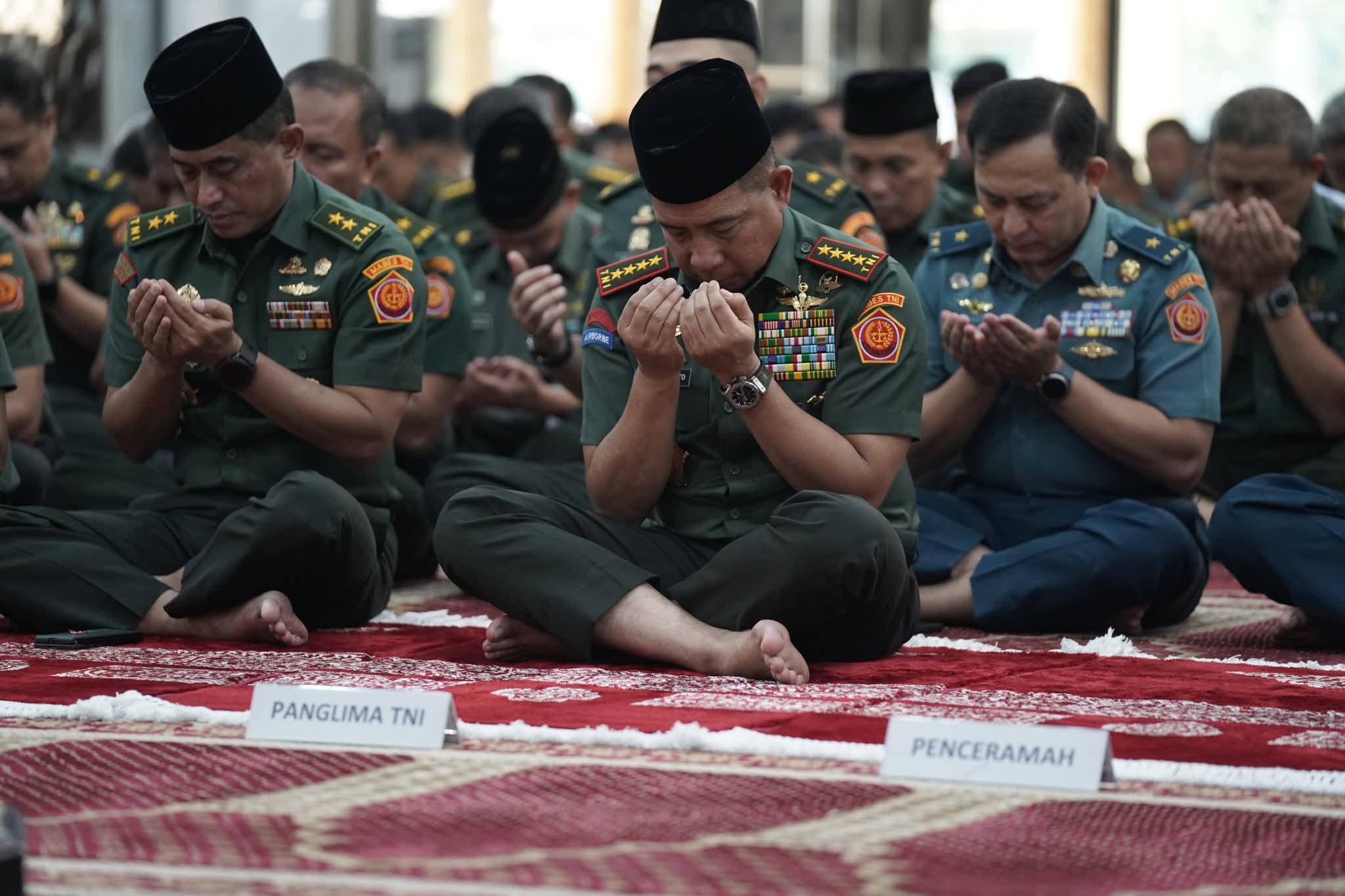 Ustad Dr. (H.C.) Adi Hidayat, Lc., M.A., dan diikuti segenap prajurit TNI.