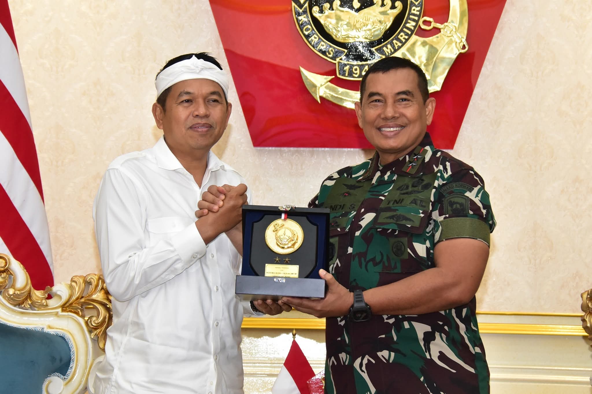 Komandan Korps Marinir (Dankormar) Mayor Jenderal TNI (Mar) Dr. Endi Supardi, S.E., M.M., M.Tr.Opsla., CHRMP., CRMP., menerima kunjungan kerja Gubernur Jawa Barat Dedi Mulyadi