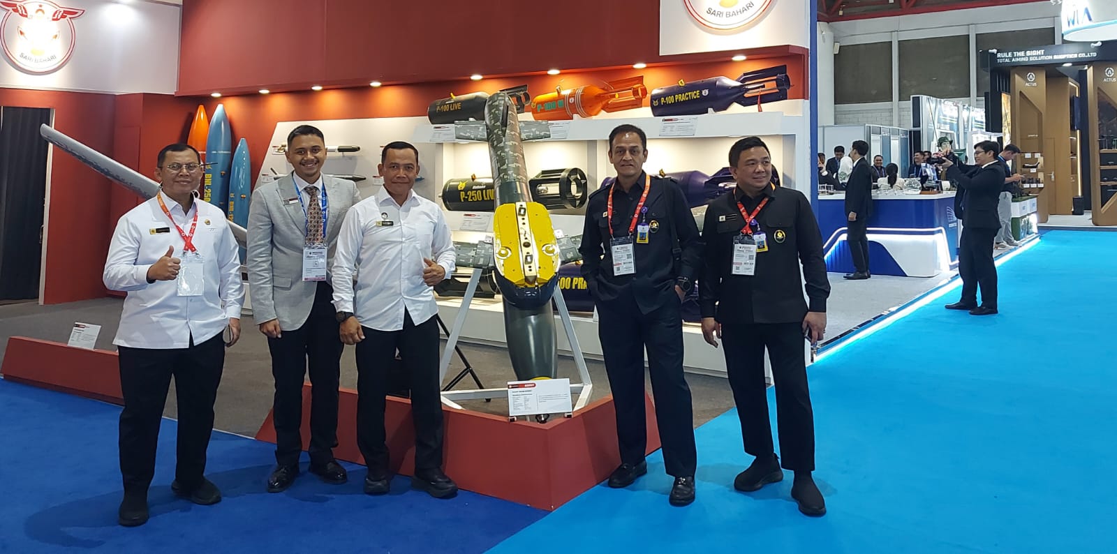 Marsekal Pertama TNI Fairlyanto, Staf Khusus Kasau, bersama Brigjen TNI Achdwiyanto Yudi Hartono (Tenaga Ahli Pengajar Bid. Kewaspadaan Nasional Lemhannas), secara khusus mengunjungi booth perusahaan.