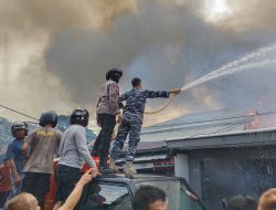 13 Bangunan Ludes, TNI AL Pimpin Respon Darurat Padamkan Kebakaran Rp 3 Miliar di Seram Timur