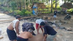 Tim SAR Gabungan Evakuasi Mayat Terapung di Pantai Galau, Pandeglang