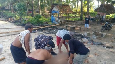 Tim SAR gabungan berhasil evakuasi mayat terapung di Pantai Galau, Pandeglang. Korban diidentifikasi sebagai warga setempat