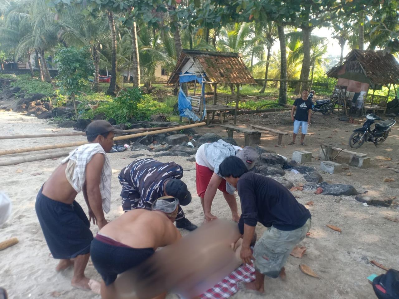 Tim SAR gabungan berhasil evakuasi mayat terapung di Pantai Galau, Pandeglang. Korban diidentifikasi sebagai warga setempat
