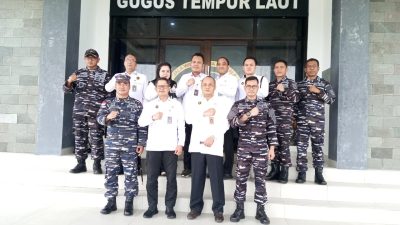 Komandan Pangkalan TNI AL Ranai (Danlanal Ranai), Kolonel Laut (P) Dian Tri Hutanto,S.Kel., M.M,. CRMP. menyambut kedatangan Tim Koordinator Bidang Politik dan Keamanan Republik Indonesia