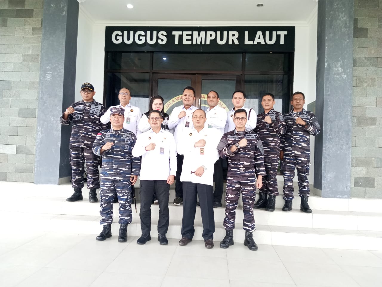 Komandan Pangkalan TNI AL Ranai (Danlanal Ranai), Kolonel Laut (P) Dian Tri Hutanto,S.Kel., M.M,. CRMP. menyambut kedatangan Tim Koordinator Bidang Politik dan Keamanan Republik Indonesia
