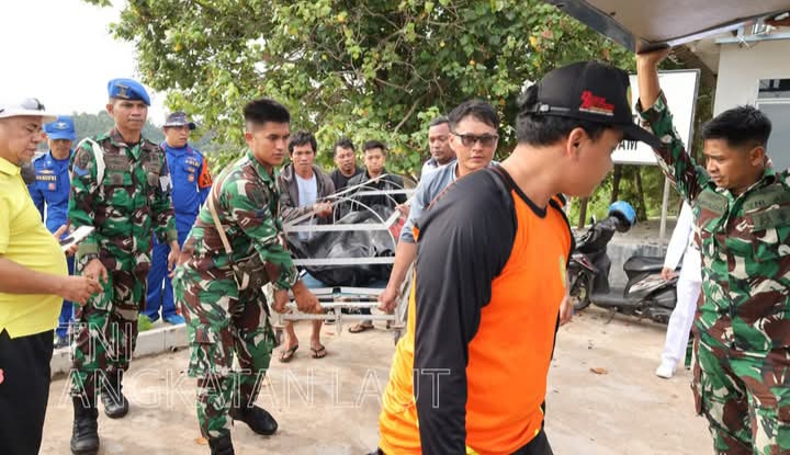 TNI AL Lantamal IV Batam Evakuasi Jenazah Korban Tenggelam di Tanjung Sekuang
