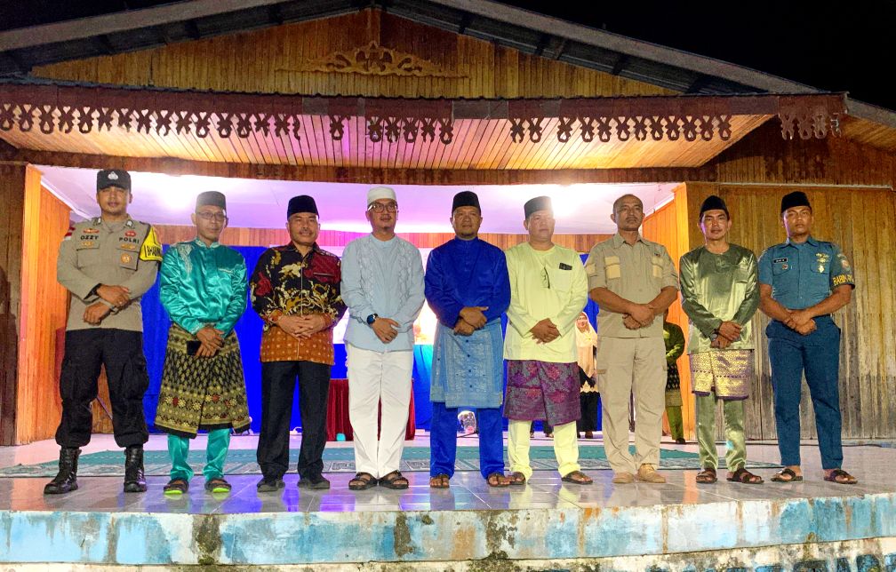 Foto bersama Babinkamtibmas, TNI AL dan TNI AD serta unsur-unsur pemerintah Kabupaten Natuna