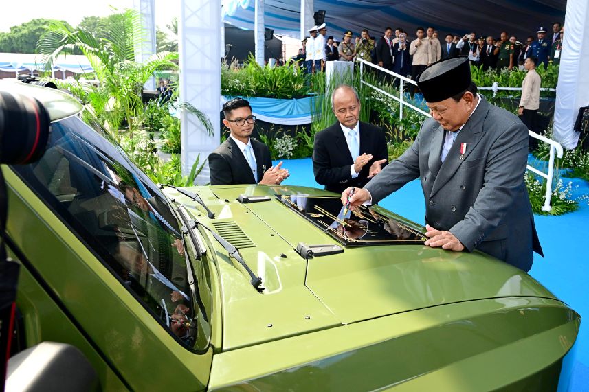 Presiden Prabowo Subianto secara resmi meresmikan peluncuran kendaraan listrik taktis terbaru produksi PT Pindad, yakni MV3-EV “PANDU”, dalam ajang Indo Defence 2025 Expo & Forum yang digelar di JIEXPO Kemayoran, Jakarta, pada Rabu (11/06/2025).
