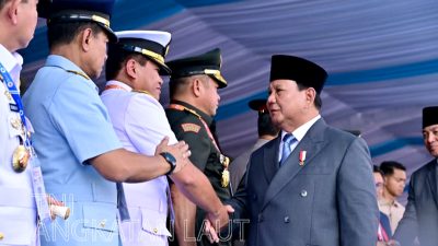 Kepala Staf Angkatan Laut (Kasal) Laksamana TNI Dr. Muhammad Ali Jabatan Tangan Presiden Prabowo