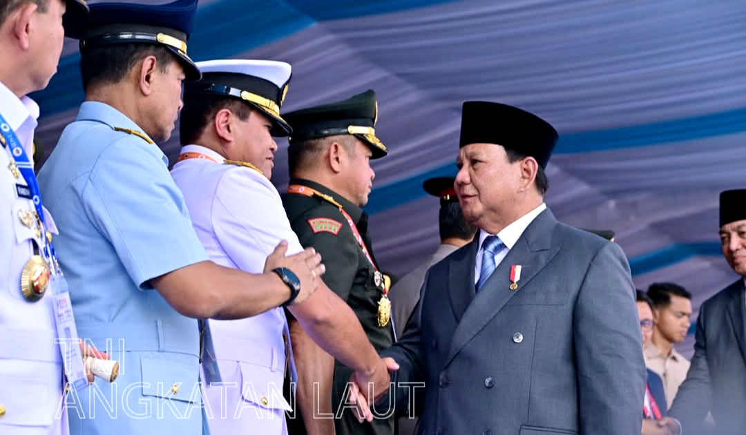 Kepala Staf Angkatan Laut (Kasal) Laksamana TNI Dr. Muhammad Ali Jabatan Tangan Presiden Prabowo