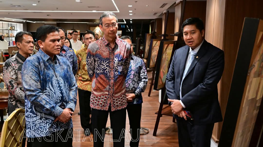 Kepala Staf Angkatan Laut (KASAL) Laksamana TNI Dr. Muhammad Ali dan Presiden Direktur Bank Central Asia (BCA)