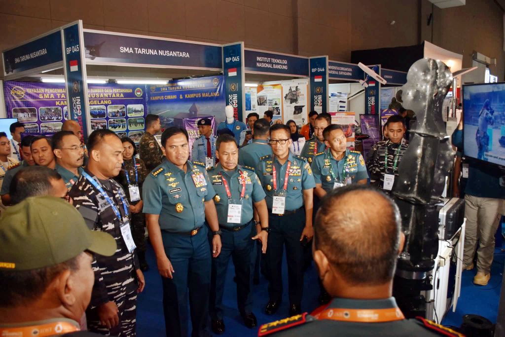 Kepala Staf Angkatan Laut (Kasal) Laksamana TNI Dr. Muhammad Ali meninjau stand
