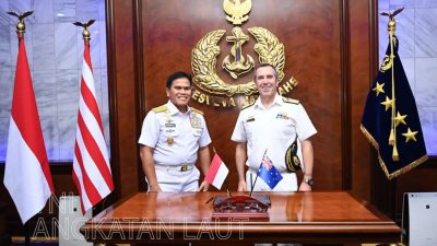 Kepala Staf Angkatan Laut (Kasal) Laksamana TNI Dr. Muhammad Ali dengan Deputy Chief of Royal Australian Navy, Rear Admiral Matt Buckley, AM., CSC., RAN.,