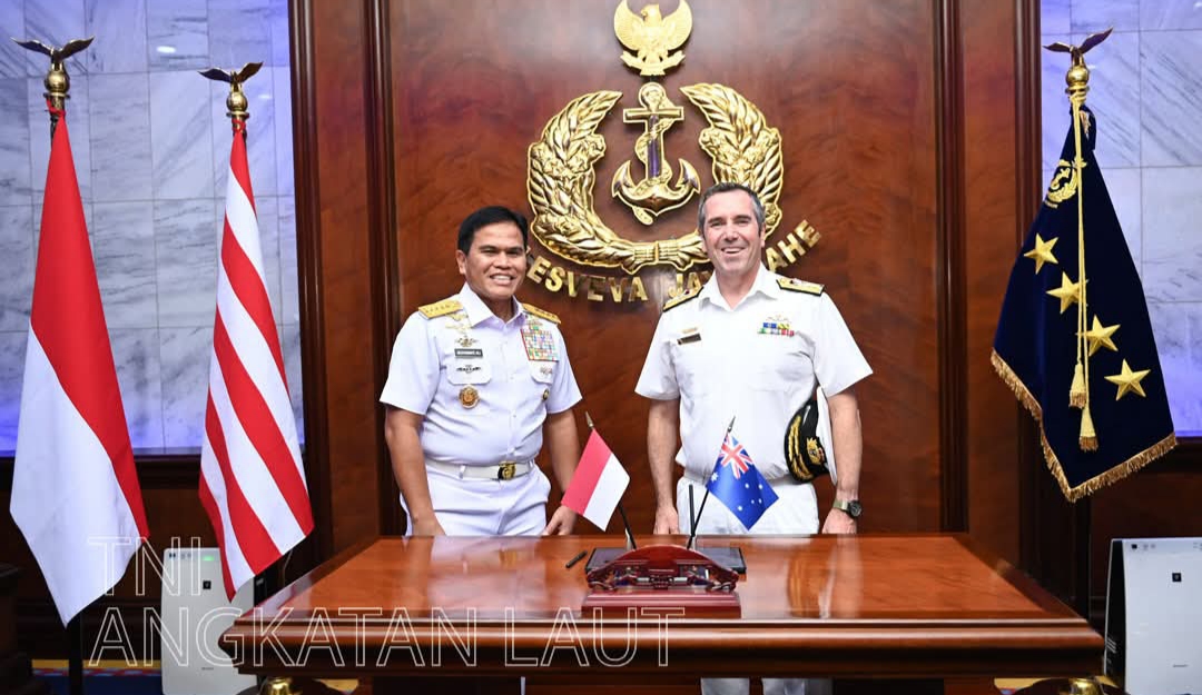 Kepala Staf Angkatan Laut (Kasal) Laksamana TNI Dr. Muhammad Ali dengan Deputy Chief of Royal Australian Navy, Rear Admiral Matt Buckley, AM., CSC., RAN.,