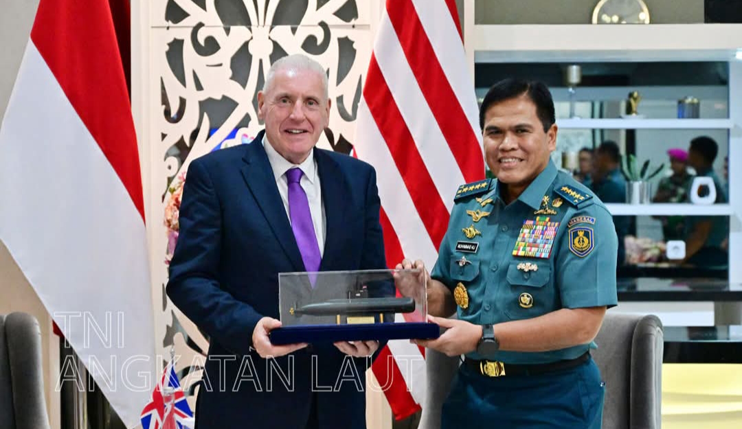Kepala Staf Angkatan Laut (Kasal) Laksamana TNI Dr. Muhammad Ali menerima kunjungan kehormatan United Kingdom Minister of State for Defence, Lord Vernon Coaker