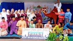 Tokoh Pemuda Natuna Muhammad Faizan berfoto bersama bagi pemenang dengan latar belakang Unta kreasi warga pering
