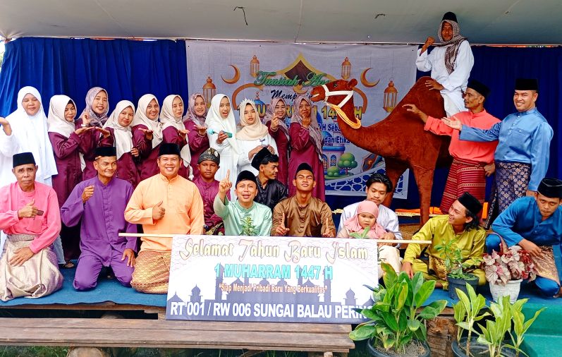 Tokoh Pemuda Natuna Muhammad Faizan berfoto bersama bagi pemenang dengan latar belakang Unta kreasi warga pering