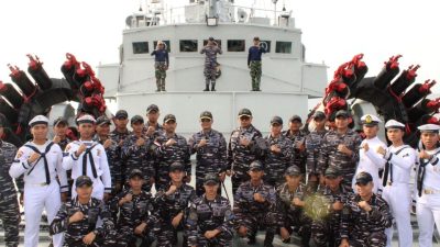 Bersama Pangkoarmada RI diatas geladak KRI SSA 378