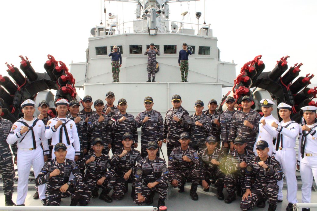 Bersama Pangkoarmada RI diatas geladak KRI SSA 378