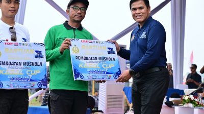 Kepala Staf Angkatan Laut (Kasal) Laksamana TNI Dr. Muhammad Ali hadir langsung menyerahkan Piala Kasal Cup