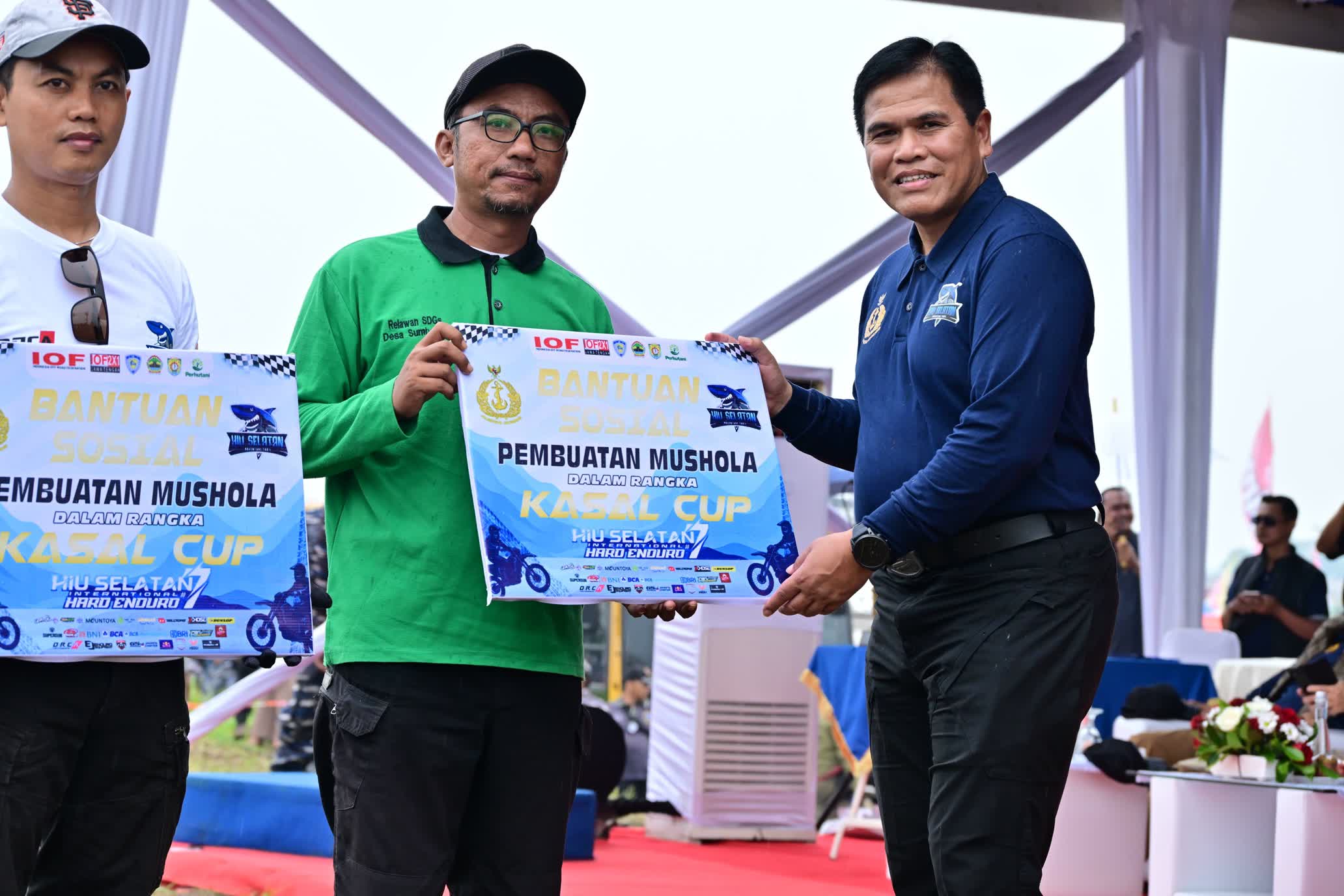 Kepala Staf Angkatan Laut (Kasal) Laksamana TNI Dr. Muhammad Ali hadir langsung menyerahkan Piala Kasal Cup
