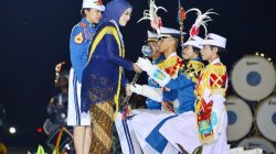 Ketua Umum Jalasenastri Ny. Fera Muhammad Ali selaku Ibu Taruna AAL memimpin pelaksanaan Parade Surya Senja