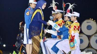 Ketua Umum Jalasenastri Ny. Fera Muhammad Ali selaku Ibu Taruna AAL memimpin pelaksanaan Parade Surya Senja